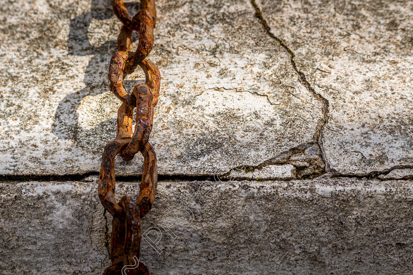 Chain-against-wall-DW-0010